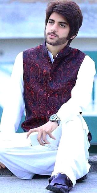 اچھی آنکھوں کے پُجاری ھیں مرے شہر کے لوگ
تُو مرے شہر میں آئے گا تو چھا جائے گا
ھم قیامت بھی اُٹھائیں گے تو ھوگا نہیں کچھ
تُو فقط آنکھ اُٹھائے گا تو چھا جائے گا
پھُول تو پھُول ھیں ، وہ شخص اگر کانٹے بھی
اپنے بالوں میں سجائے گا تو چھا جائے گا
یُوں تو ھر رنگ ھی سجتا ھے برابر تجھ پر
سفید پوشاک میں آئے گا تو چھا جائے گا
پنکھڑی ھونٹ ، مدھر لہجہ اور آواز اُداس
یار ! تُو شعر سُنائے گا تو چھا جائے گا
جس مصور کی نہیں بِکتی کوئی بھی تصویر
تیری تصویر بنائے گا تو چھا جائے گا
جبر والوں کی حکومت ھے فقط چند ہی روز
صبر میدان میں آئے گا تو چھا جائے گا,,,