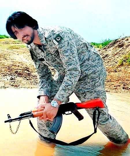 تیری آنکھوں  پہ  مر  گئے ورنہ...
Chaand 💔
ہم نے سرحد پہ جان دینی تھی..