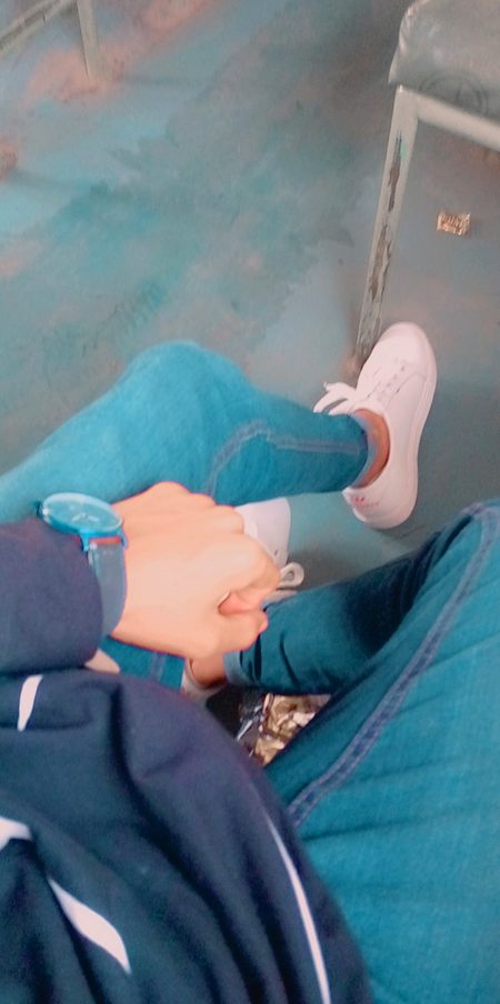 منزل تو خوش نصیبوں میں تقسیم ہوگئی ....!!🖤
ہم خوش خیال لوگ ابھی تک سفر میں ہیں...💔