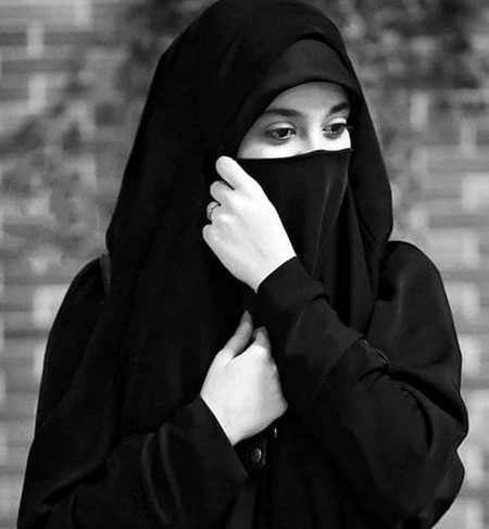 دعائیں یاد تھیں جتنی
وہ ساری پھونک لی خود پر
وظائف جو بھی آتے تھے
وہ سارے پڑھ لئے میں نے
مگر پھر بھی میرے دل میں
سکوں داخل نہیں ہوتا !
تمہیں ہجرت ہی کرنی تھی
تو کچھ میرا بھی کر جاتے
کسی کو توڑ کر ! سنتے ہیں
کچھ حاصل نہیں ہوتا !
کسی کے چھوڑ جانے سے
کسی کی جان جائے تو
مجھے فتوی یہ لینا ہے
کیا وہ قاتل نہیں ہوتا ؟