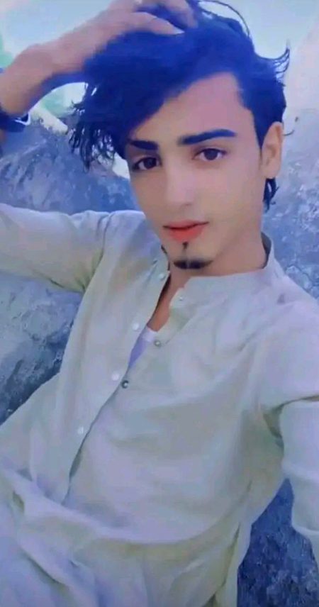 مجھ کو افلاس کے روٹھے ہوئے ماتھے کی قسم
میرے بخت میں لکھی گئی نعمتِ اوّل تم ہو 🖤
 ✌✌