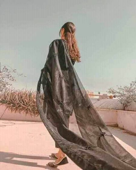چہرا دیکھ کر تو لوگ سودا کرتے ہیں ،۔۔
آؤ ہم بغیر دیکھے مُحبت کریں ،۔۔🤭🙈🖤✌