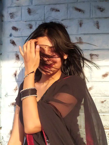 یہ لڑکی پاگل ھے