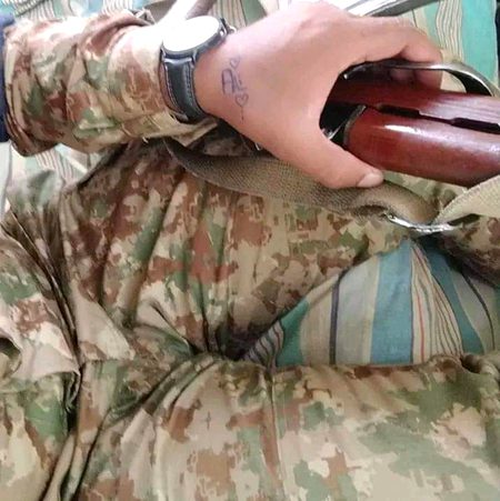 تمہارے پاس نہیں آنکھ دیکھنے والی
ہمارے پاس بڑی دل نشین صورت ہے
💕Ayyan Ali💕