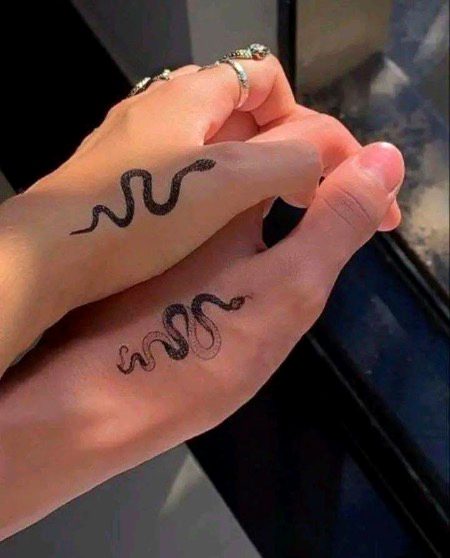 میں چاہوں تو زہر کا بیوپار کروں ..
میرے حلقہ احباب میں سانپوں کی بھرمار ہے .🖤🔥