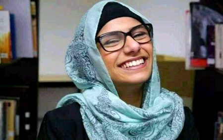 اس گروپ میں جو لڑکی اس عینک والی لڑکی کو نہیں جانتی یقین کرو وہ نہایت معصوم ہے 🖤🙂