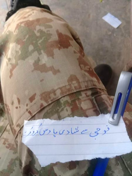پھر یوں ہوا کہ 
اس نے مجھے چھوڑ کر اپنے گاؤں کے ایک 40  سالہ  کزن  سے شادی کرلی 
😥😑😑🤐🙂