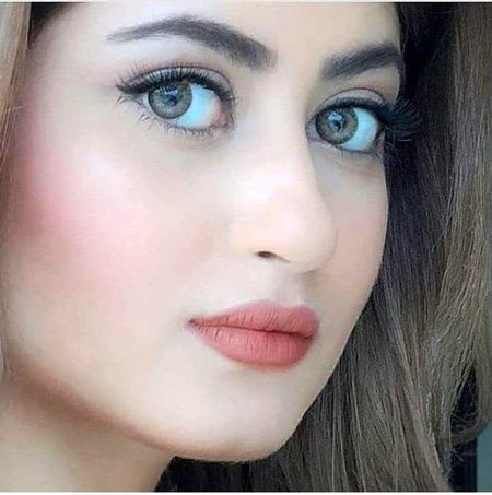 Dost ban Kar bhi nahi saath nibhane Wala....wohi andaz he zaalim ka zamane Wala....ab use log samajhte he giraftar Mera... sakht Nadim he mujhy daam me lane Wala...Kia kahen kitne marasim the hamare us se...wo Jo ek shakhs he mun pher k Jane Wala...Tere hote huye ajati thi saari duniya...aaj tanha hu to koi nahi ane Wala... Muntazir kis ka hu tooti Hui dehleez pe main...kon ayega yaha kon he ane Wala...mene dekha h baharon me chaman ko jalte...he koi khuab ki taabeer batane Wala...tum takaluf ko bhi ihklas samajhte ho Faraz...dost hota nahi har haath milane Wala...