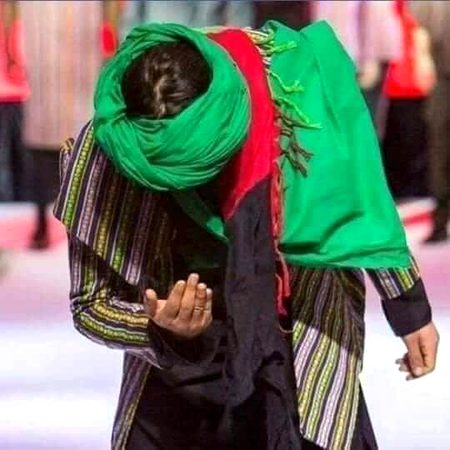 کوٸی نغمہ محبت کا اگر ہم گنگناتے ہیں 
سبھی افسردہ منظر سن کے جس کو مسکراتے ہیں 
کہیں  بھی چین ملتا ہی نہیں ہے مضطرب  دل کو
اسے بہلانے کی خاطر بہت حیلے بناتے  ہیں 
منائیں وہ  ہمیں ایسا کبھی موقع نہیں آیا 
بھلا وہ کیا مناتے ہم سے پہلے روٹھ جاتے ہیں 
قلندر ہو سکندر ہو کسی کا بس نہیں چلتا
جمال یار کے آگے سبھی سر کو جھکاتے ہیں 
زمانے یاد رکھتے ہیں فسانے مرد میداں کے 
انہی کی داستاں ہم اپنے بچّوں کو سناتے ہیں 
انہی کے آنے سے آتی ہے سلمہ رنگ پہ محفل 
وہ اپنی مسکراٹ سے سبھی کا دل لبھاتے ہیں🔥 Mahii 💔