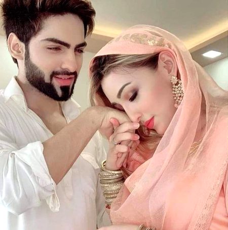 حسرتیں مچل گئیں جب تم کو سوچا اک پل کے لیے
دیوانگی تو ھو گی جب تم ملے مجھے عمر بھر کے لیے🙈🙈