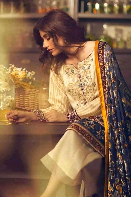 شام ہوتے ہی  تیری یاد میں ہم.
ایک کونے میں پڑے رہتے ہیں.
مسئلے اور بھی ہیں دل کے مگر.
ہم فقط تجھ پہ اڑے رہتے ہیں💔Unzii🥀