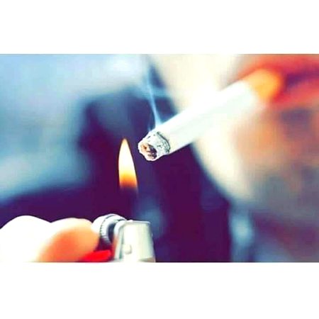 لوگوں کو منہ لگانے سے بہتر ہے
ہونٹوں سے سگریٹ لگا لیجیۓ..🔥