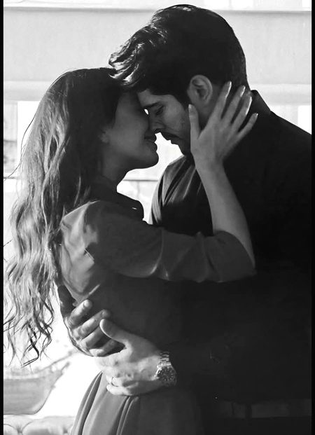 گردن میں بانہیں ڈالنے پر پہلے ھوٸی وہ سیخ پا
پھر بولی خیر ہاتھ جہاں ہیں وہیں پہ رہنے دیں