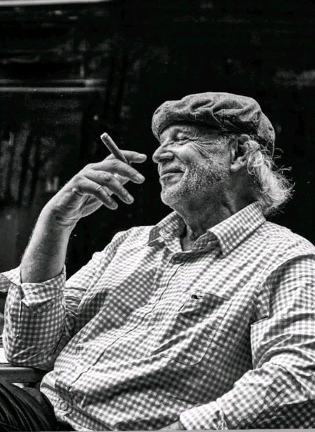 "منہ پر تعریف کرنے کے  بجائے بہتر ہے کہ پیٹھ پیچھے برائی کرنا چھوڑ دی جائے۔"
🖋️📚📚📚