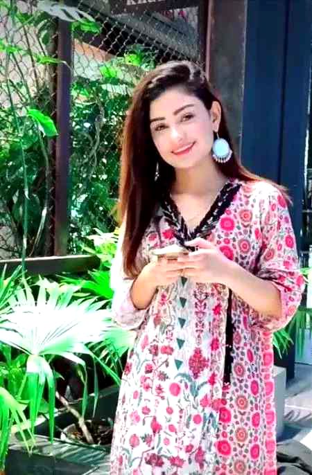 ﺧﺎﻣﻮﺵ ﻃﺒﯿﻌﺖ ﻣﺠﮫ ﭘﺮ ﺟﭽﺘﯽ ﮨﯽ ﻧﮩﮟ 😏
ﻣﯿﮟ ﮨﻨﺴﺘﯽ ﮨﻮﮞ ﺗﻮ ﺑﮩﺎﺭﯾﮟ ﺑﮭﯽ ﻣﺴﮑﺮﺍﺗﯽ.
ﮨﯿﮟ🔥👑