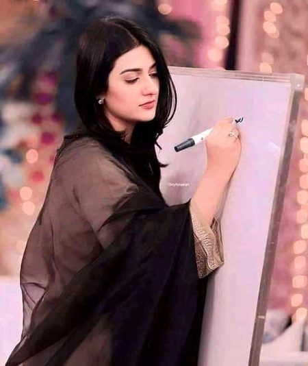 سنا ہے اس کا پڑھانے کا انداز ھے ایسی
کہ بڈھا بھی جوان ہوکر اسکول آجائے😘😘
HaYe MisSs U Yarr❤️❤️