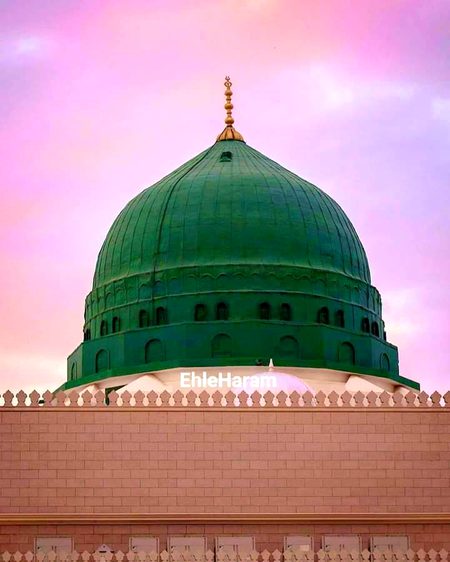 طَلَعَ الٌبَدٌرُ عَلَیٌنَا 
ہم پر چودھویں رات کا چاند طلوع ہو گیا
مِنٌ ثَنِیَّاتِ الٌوِدَاعِ
وداع کی چوٹیوں میں سے
وَجَبَ الٌشُکٌرُ عَلَیٌنَا
ہم پر اللٌٰهﷻ کا شکر لازم ہے
مَا دَعَا لِلٌٰهِ دَاعٖ
جب تک لوگ اس کو پکارتے رہیں گے
اَیُّھَا الٌمَبٌعُوٌثُ فِیٌنَا
اے ہم میں مبعوث ہونے والے نبیﷺ 
جِئٌتَ بِاالٌاَمٌرِ الٌمُطَاعٖ 
آپﷺ ایسے امر کے ساتھ تشریف لائے ہیں جس کی اطاعت کی جائے
اَنٌتَ شَرَّفٌتَ الٌمَدِیٌنَتہ
آپﷺ نے یہاں تشریف لا کر مدینہ کو شرف بخشا
مَرٌحَبَا یَا خَیٌرَ دَاعٖ
خوش آمدید اے بہترین دعوت دینے والے نبیﷺ
مبارک یہ سب سے مبارک دن•
 #میرے_آقاﷺ *سیّدُنا_کریمُُﷺ  💞*