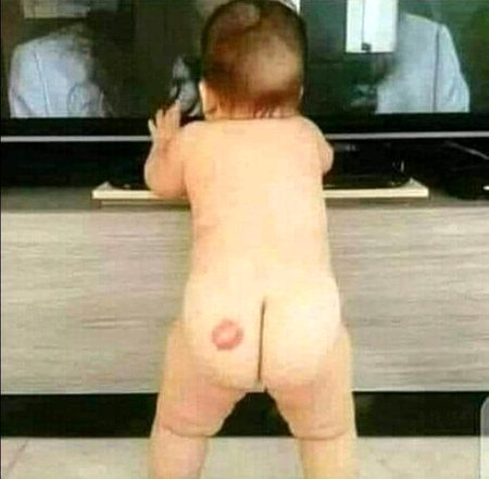 لڑکیوں باز آجاؤ 👩یہ کوئی جگہ ہے چمی😘لینے والی 
اب یہ نہ کہہ دینا ہمارے ہونٹ 💋ہماری مرضی
Aلi😍🙈