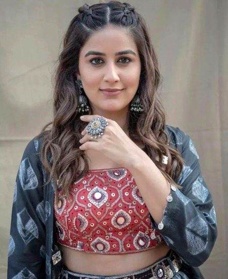 زندگی کا ہر زخم اس کی مہربانی ہے!
اپنی زندگی بھی اک ادھوری کہانی ہے
مٹا دیتا اس کا ہر درد سینے سے مگر
یہ درد ہی تو اس کی آخری نشانی ہے🔥 Mahii 💔