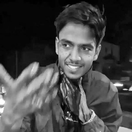 گلا کٹا ہوا اور چہرے پر مسکراہٹ 🥹
اسماعیل سمیجو، عمرکوٹ کے موتی چوک کے قریب، بہتے ہوئے خون کو ہاتھ سے روکتے ہوئے کسی شخص سے کہہ رہا ہے کہ میری ویڈیو ریکارڈ کرو….
اس کے چہرے کا اطمینان بتاتا ہے کہ اس کا گلا کاٹنے والا شاید اسماعیل کے لیے کوئی اجنبی نہیں تھا۔
اس کے ہونٹوں کی مسکراہٹ اس کی بہادری کی گواہی دیتی ہے، کیونکہ موت کو سامنے دیکھ کر مسکرانا ہر انسان کے بس کی بات نہیں ہوتی۔
کیا خبر قاتل کو اسماعیل کی یہ مسکراہٹ ناگوار گزری ہو 😢
لیکن مسکراتے ہوئے موت کو قبول کر کے اس نوجوان نے اپنے قاتل کو شکست دے دی۔
جس کسی نے یہ گھناؤنا کام کیا اور اس کے گلے پر وار کیا، اس نے ظلم کیا ہے 😪
اس نوجوان کو دردناک اذیت دینے کے لیے یہ عمل کیا گیا 😢
لیکن اس بہادر نوجوان کے ہونٹوں کی