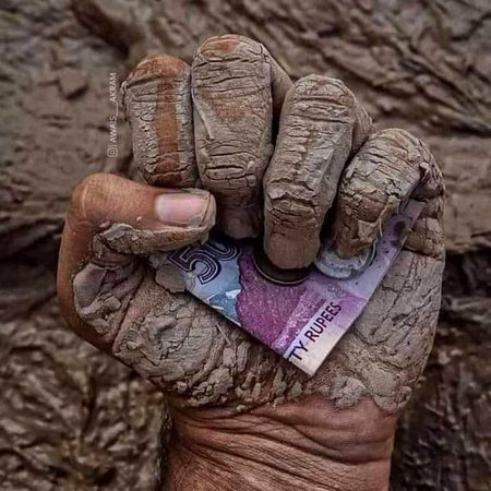 جس کے نام پے چھٹی ہوگی ، وہ خود کام پے جائے گا
میرے دیس میں آج مزدور کا دن منایا جائے گا 😥😥