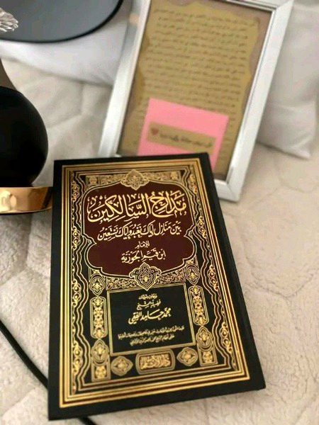 نبی علیه السلام نے فرمایا 
تین عادتیں ہلاک كرنے والی ہیں اورتین عادتیں نجات دلانے والی ہیں!  اور ہلاک کرنے والی تین عادتیں یہ ہیں: انتہائی بخل، خواہش پرستی، اور خود پسندی یعنی غرور وتکبر ۔ 
 اور نجات دلانے والی تین عادتیں یہ ہیں:  ظاہری اور پوشیدہ حالات میں اللہ کاخوف، محتاجی اور تونگری میں میانہ روی،  غصے اور خوشی میں انصاف کرنا
📖(السلسلة الصحيحة: 1802)