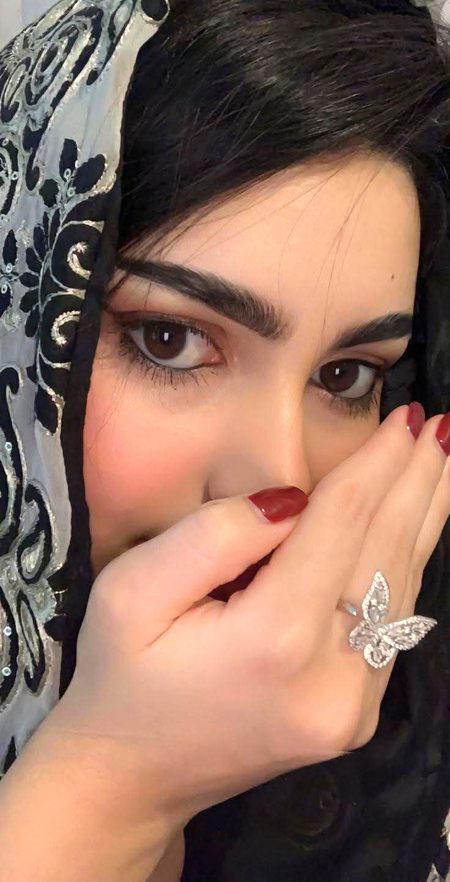 اے  ہنستے ہوئے ہونٹو! خبر ہو تو  بتانا..
سُلگی ہوئی آنکھوں کو شفا کیسے ملے گی💔Unzii🥀