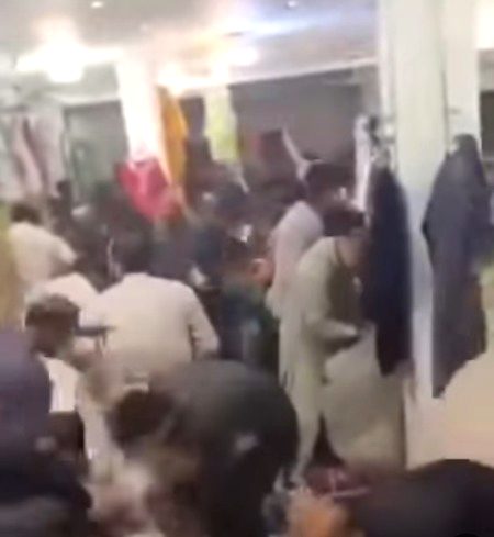 *لاہور میں افغانی جوتا فروش کی گرفتاری کے بعد دکان پر لوٹ مار — یہ صرف چوری نہیں، اخلاقی دیوالیہ پن ہے*
لاہور سے سامنے آنے والا یہ ویڈیو محض ایک دکان کی چوری نہیں، بلکہ ہماری اجتماعی اخلاقی زوال کی افسوسناک مثال ہے۔
*واقعہ کیا ہے؟*  
پولیس نے ایک افغانی جوتا فروش کو *غیرقانونی قیام* یا *وطن واپسی پالیسی* کے تحت دکان سے گرفتار کیا۔ لیکن جیسے ہی دکاندار کو لے گئے ، وہاں موجود شہریوں نے دکان کو لوٹنے میں ذرا دیر نہ لگائی۔  
جوتے، اور دیگر سامان ایسے لے جائے گئے گویا کسی دشمن کی ملکیت ہو۔  
نہ کوئی شرم، نہ قانون کا خوف، اور نہ ہی اللہ کا۔  
کسی نے نہ روکنے کی کوشش کی، نہ آواز اٹھائی — سب خاموش تماشائی یا شریکِ جرم بنے رہے۔
*ہماری منافقت:*  
- یہی لوگ حکمرانوں کو دن رات "چور، ڈاکو" کہتے ہیں۔  
- یہی قوم اسلامی ریاست و خلافت کے دعوے🙊🙊🙊