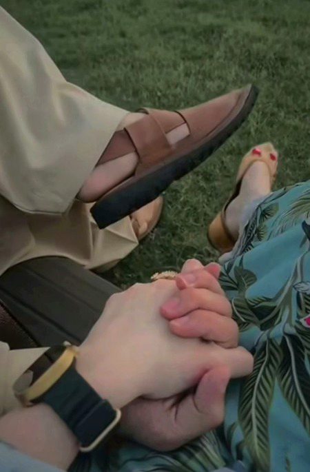 کچھ لوگ لفظوں سے نہیں،
خاموشی سے محبت جتا دیتے ہیں۔
نہ وعدوں کا شور، نہ دعوؤں کی نمائش…
بس ساتھ رہ کر یہ احساس دلا دیتے ہیں
کہ تم اکیلے نہیں ہو۔
اور شاید
ایسی ہی محبت
سب سے خوبصورت ہوتی ہے۔ ✨