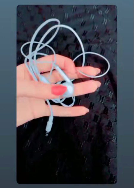 Mari aik side sa ear phone kharab ha tu ma aik side sa songs sunti hoon dosri side sa tanz 🥺🥺🥺