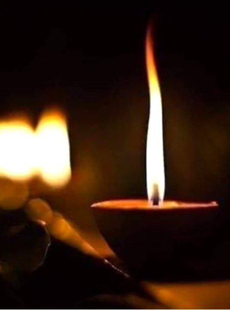 چلو چراغ سہی کوئی آدمی نہ سہی 
....
کوئی تو رات کو بیدار ہے ہمارے لیے
کاشف حسین غائر