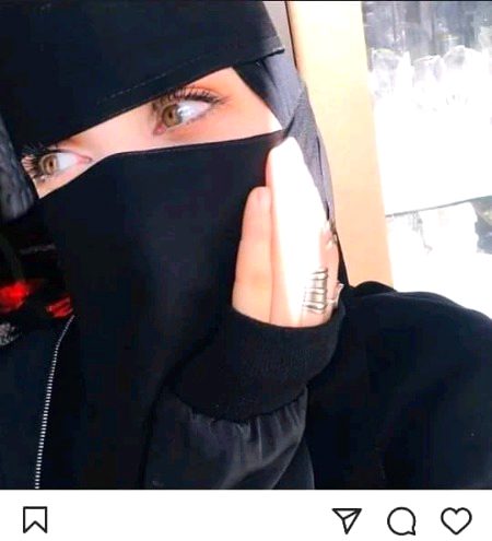 🌷زمانے میں محبت کی اگر بارش نہیں ہوتی 🌷
🌷کسی انسان کو انسان کی خواہش نہیں ہوتی🌷
🌷ہزاروں رنج و غم کیسے وہ اپنے دل میں رکھتے ہیں 🌷کہ جن کے دل میں تھوڑی سی بھی گنجائش نہیں ہوتی 🌷
🌷ہم اپنی جان دے کر دوستی کا حق نبھا دیتے🌷
🌷زمانے کی اگر اس میں کوئی سازش نہیں ہوتی🌷
🌷تمہارے پاؤں تو دو گام چل کر لڑکھڑاتے ہیں 🌷
🌷ہمارے عزم محکم میں کبھی لغزش نہیں ہوتی🌷
🌷تمہاری ہی محبت کا صلہ ہے یہ غزل  🌷
🌷ورنہ لبوں کو شعر کہنے کی خواہش نہیں ہوتی🌷