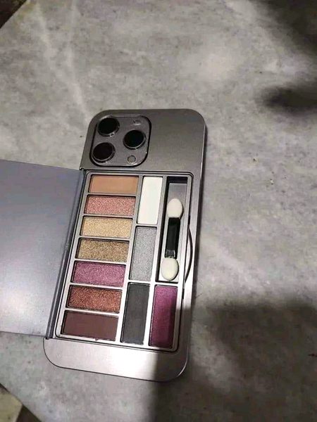 آئی فون 15PRO. میں ایک خاص بات لڑکیوں کے میک اپ کی  سامان کا الگ جگہ موجود ہوگا۔۔۔