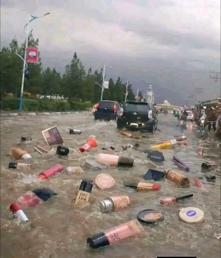 تیز بارش اور ہوا کی وجہ سے لڑکیو کے میک اپ تیرنے  لگے 🤦🤦🤦😃🙈🙈🙈🙈🙆🙆🙆