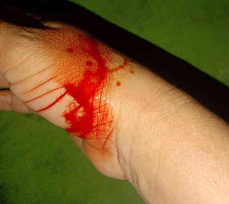 اے زندگی میری تو مسکراہٹ چھین لی .
پر کسی اور کے ساتھ ایسا مزاق مت کرنا🔥 Mahii 💔