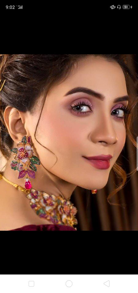تیرے حصے کے بھی صدمات اٹھا لیتا ہوں۔
آ تجھے آنکھوں میں اے رات اٹھا لیتا ہوں۔
تو نے اے عشق یہ سوچا کہ تیرا کیا ہو گا۔
تیرے سر سے میں اگر ہاتھ اٹھا لیتا ہوں۔
اگر یہ جنگ محبت ہے میرے یار تو سن۔
ایسا کرتا ہوں کہ میں مات اٹھا لیتا ہوں۔🔥 Mahii 💔