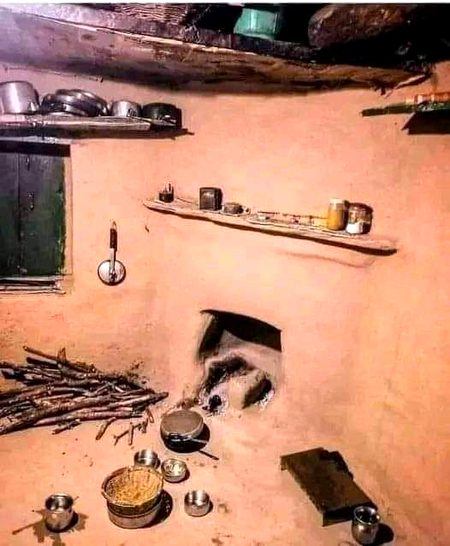 چالیس سے پچاس سال قبل گاؤں کے ہر گھر میں ایسا ہی برانڈڈ کچن ہوا کرتا تھا. سماج میں کلاس سسٹم کا نام و نشان نہیں تھا. 
دھرتی سے سالانہ اتنا غلہ اگتا تھا کہ کوئی بھوکا نہیں سوتا تھا 
خواہشوں کا زور نہیں تھا, سادگی کا زمانہ تھا  
پڑوس میں سالن کی پلیٹ بھیجنا  احسان نہیں بلکہ سماجی رسم تھی.
چھوٹے گھروں میں بڑے دل والے لوگ رہتے تھے.
مٹی کے گھر تھے, مٹی کے برتن تھے.
مٹی کے  انسان کتنے سکون سے جیتے تھے۔  
کچن  کا ذائقہ تھا یا مٹی کی برکت 
نہ حرص, نہ لالچ اور نہ ہی پوری عمر کی جھوٹی مقابلہ بازی۔
مٹی کے کچن سے پل کر بڑا ہونے والے طبقاتی نظام کے درد کو خوب جانتے ہیں۔ 
اب ہم نے ترقی کر لی ہے, فائیو جی کا زمانہ ہے 
دوسروں کے دکھ درد سے کچھ لینا دینا نہیں ہے اپنے اپنے کمرے میں اپنی موج سے رہتے ہیں۔ 
اور اپنی نیند کی گولی کھا کر سوتے ہیں.