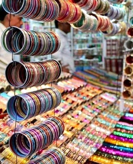 ایسے منہ نا بنا ، لا دوں گا چوڑیاں ❤️
غصہ نہیں دکھا ، لا دوں گا چوڑیاں 🖤
کچھ دن پڑے ہیں عید میں یاد ہے مجھے ❤️
ہوتی ہے کیوں خفا لا دوں گا چوڑیاں 🖤
نیلا ، لال ، سبز ، میرون یا جامنی ❤️
پسندیدہ رنگ بتا ، لا دوں گا چوڑیاں 🖤
وعدہ رہا ویران نہ ہونگی کلائیاں ❤️
اب تو مسکرا ، لا دوں گا چوڑیاں 🖤