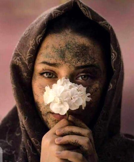 موج خوشبو کی طرح بات اڑانے والے!
تجھ میں پہلے تو نہ تھے,رنگ زمانے والے۔۔۔
🖤