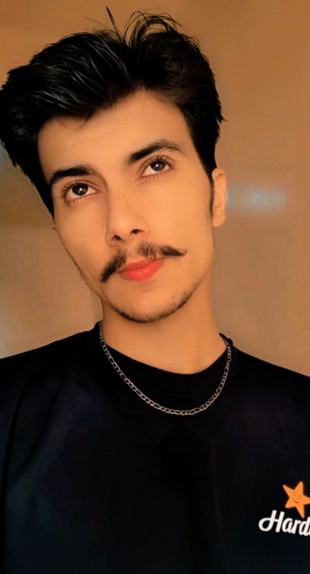 پھر سے خود کو تراش رہا ہوں
 وہ نہیں ہوں جو بن گیا تھا میں