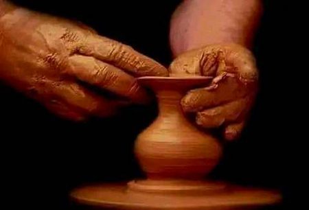ابھی تو چٙاک پہ جارِی ہے رٙقص مٹی کا
ابھی کُمہار کی نیت بدل بِھی سکتی ہے__