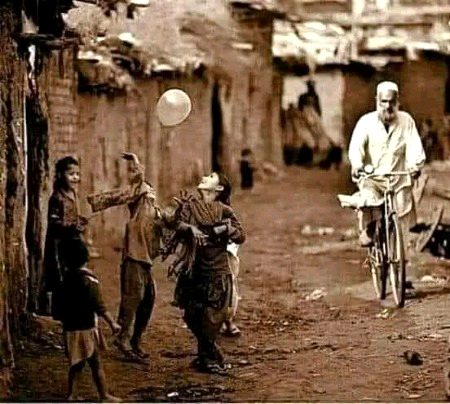 بچھڑتے لمحے دعائیں تھی میرے ہونٹوں پر
مجھے پتہ تھا مروت نے گھیر لینا ہے
گلی میں کھیلتے بچوں سے خوف آتا ہے
انہیں بھی یار محبت نے گھیر لینا ہے
❤