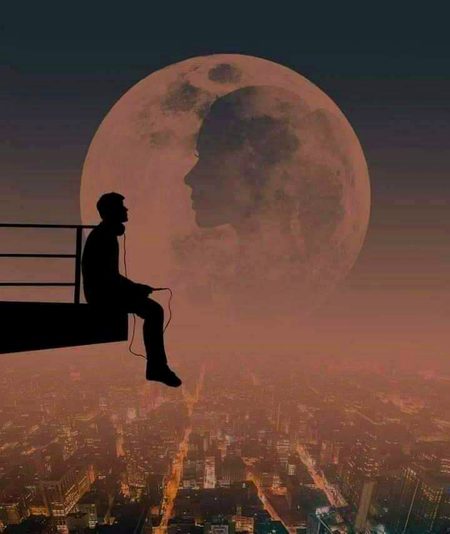 پرانے خط ھیں، دراز آدھی کھلی ھوئی ھے
ہوا کے اندر کسی کی خوشبو گھلی ھوئی ھے
میں کتنی مشکل سے خود کو اچھا بنا رہا ھوں
   مجھے محبت بگاڑنے پہ تلی ھوئی ھے