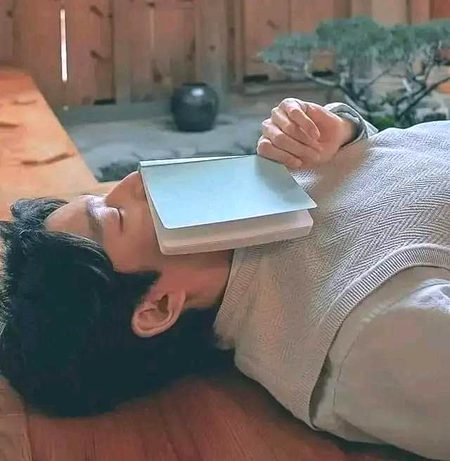 ہم رہ جاٸیں گے تیری زندگی میں 
"ایک دفعہ کا ذکر ہے" کی طرح....
🍂🖤