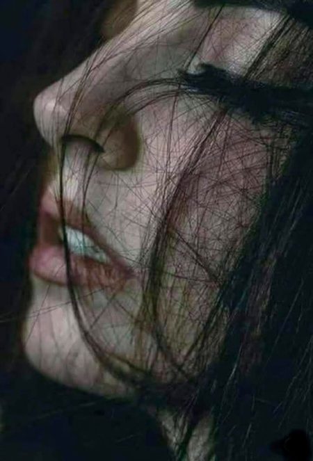 یادیں پاگل کر دیتی ہیں..
باتیں پاگل کر دیتی ہیں.
چہرہ ہوش اڑا دیتا ہے.
آنکھیں پاگل کر دیتی ہیں.
تنہا چلنے والوں کو یہ.
راہیں پاگل کر دیتی ہیں.
دن تو خیر گزر جاتا ہے.
راتیں پاگل کر دیتی ہیں💔Unzii🥀