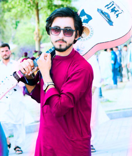 میں منزِلوں کے نہ مِلنے کا دُکھ سمجھتا تھا
Chaand 😔
سو جب کبھی بھی سفر میں رہا اداس رہا_