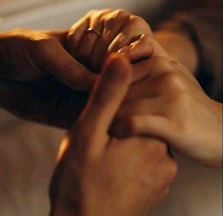 تو نے ہاتھ بڑھانے میں دیر کر دی اب مقدر ڈوب گیا".