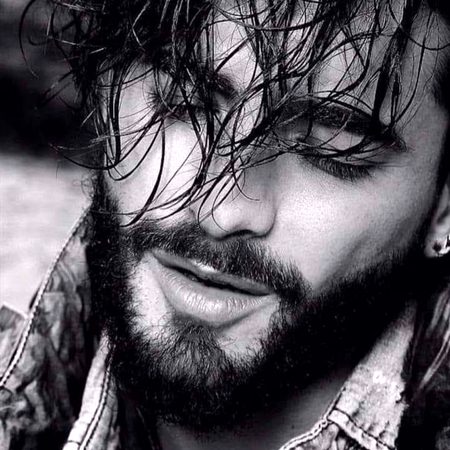 لوٹ آؤ کہ
منتظر ہے نگاہ !
اس سے پہلے کہ لوحِ قسمت پر
بابِ الفت تمام ہوجائے !
اِس سے پہلے کہ شام ہو جائے .
نامعلوم