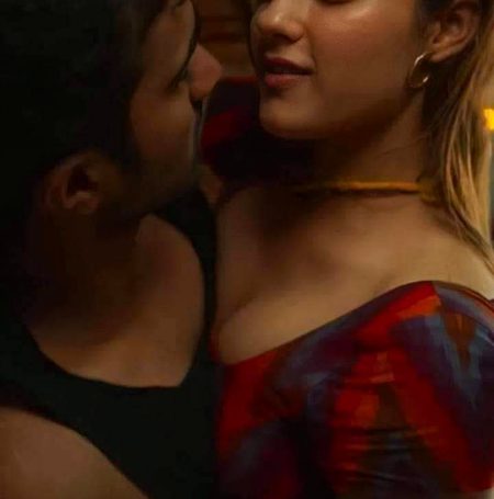 میں جذب کر لوں ساری تھکاوٹیں تیری🥀
تو اِک بار میرے بازوؤں میں آ تو سہی🔥 Mahii 💔