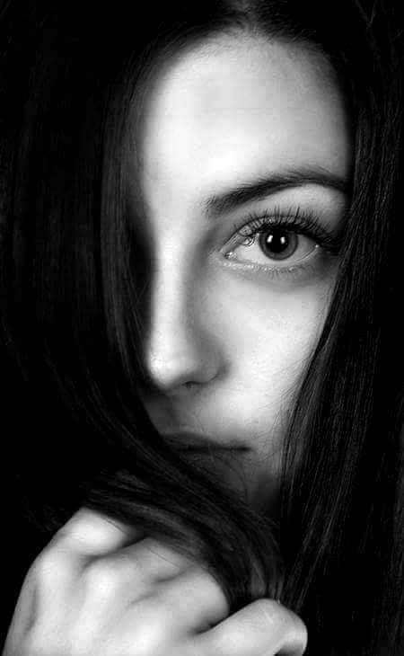 میں  ناول ادھورے چھوڑ دیتی ہوں...!!🖤🖤
جہاں پہ دیکھ لوں بچھڑتا ہوا کسی کو...!!۔۔۔